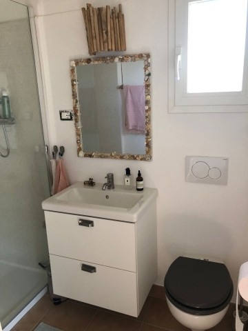 Badezimmer mit Fenster 