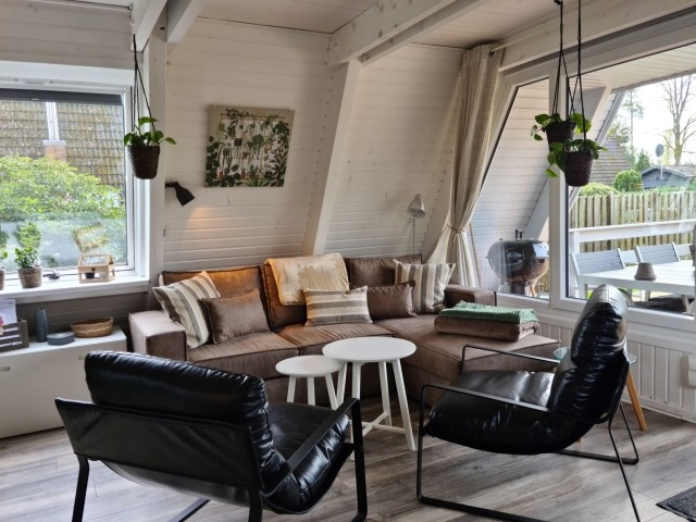 Sitzecke mit Sofa und sehr gemütliche Sessel