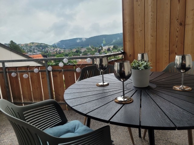 Genieße ein Glas Wein bei herrlicher Aussicht