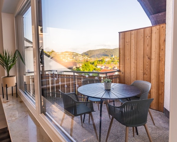 Balkon mit Aussicht auf die Hochfirst-Skischanze 