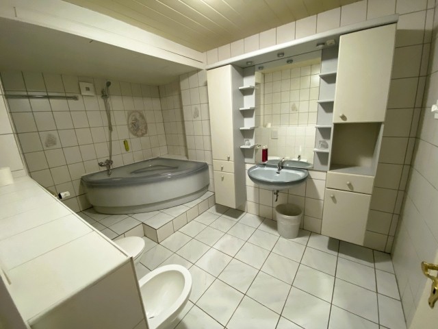 Großes Badezimmer Erdgeschoss