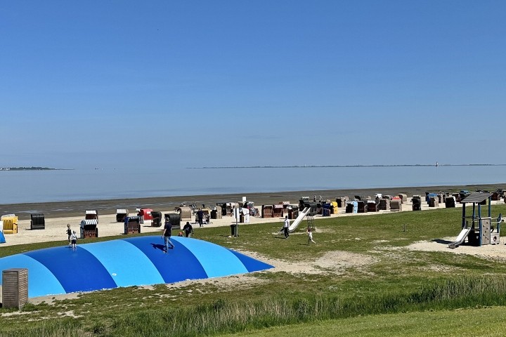 Kostenfreies Hüpfkissen am Strand