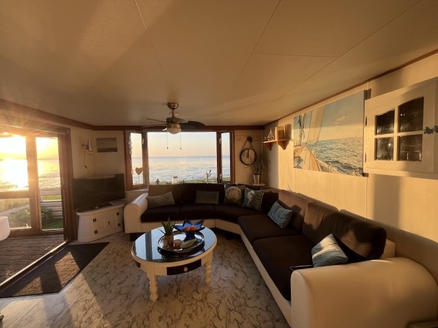 Sonnenuntergang im Wohnzimmer mit Meerblick