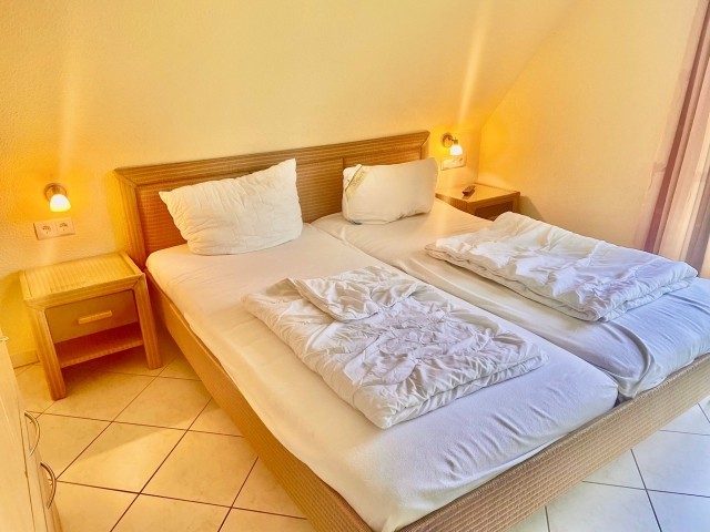 drei Schlafzimmer jedes mit TV