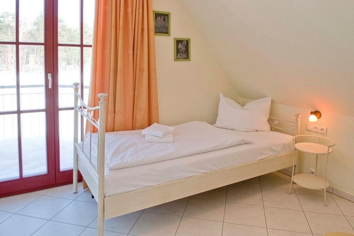 drei Schlafzimmer mit TV
