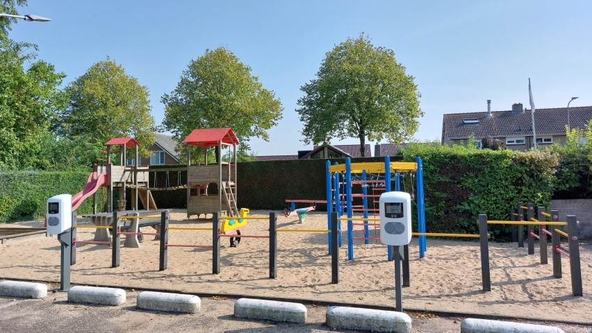 Spielplatz und E-Ladesäulen