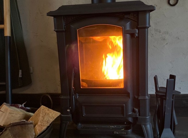 Ein gemütlicher Kamin im Wohnzimmer