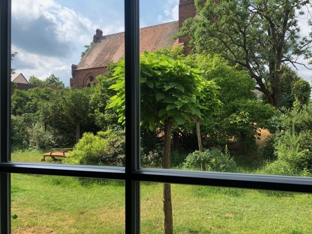 Blick vom Schlafraum im EG in den Garten