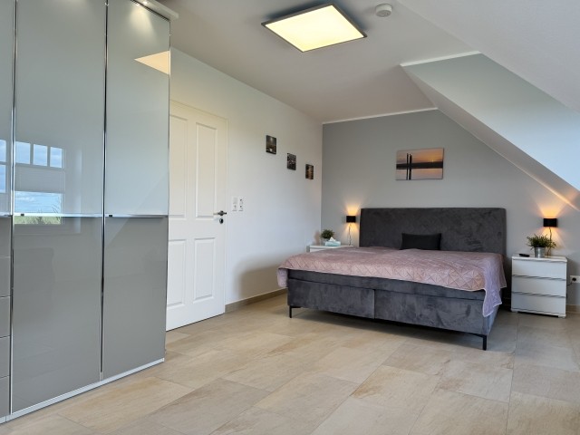 Schlafzimmer 1.OG mit TV Deichblick