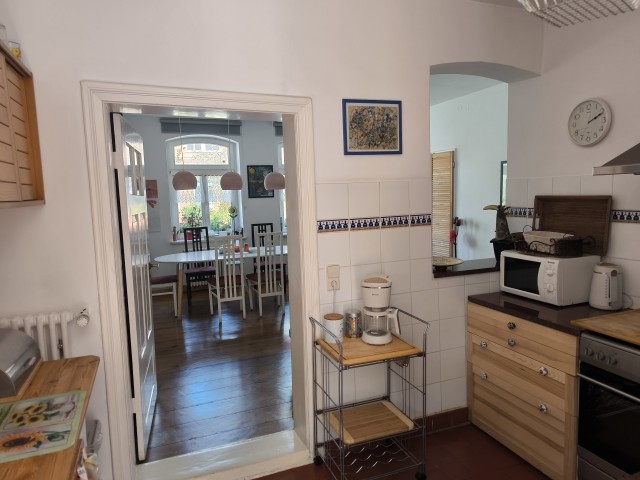 Große Küche mit Durchreiche zum Wohnzimmer