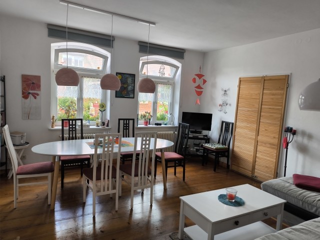 Wohnzimmer mit ausziehbarem Esstisch 