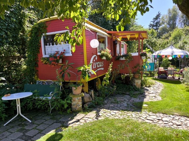 Zirkuswagen Ferienhaus Ensemble