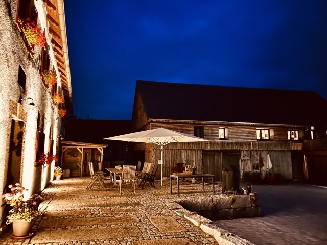 Unser großer Innenhof - im Hintergrund das Scheunenloft