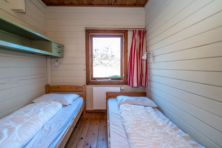 Schlafzimmer mit 2 Einzelbetten und Kleiderschrank