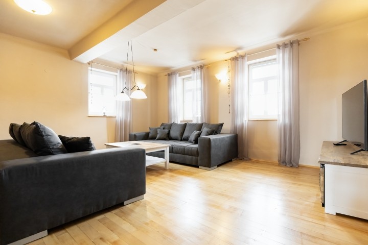 Großes Wohnzimmer mit Flat TV