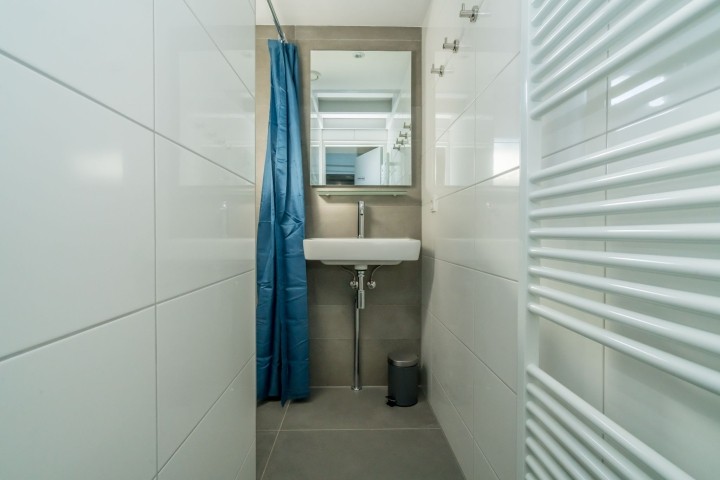 Dass neue Badezimmer mit Dusche und Badmöbel