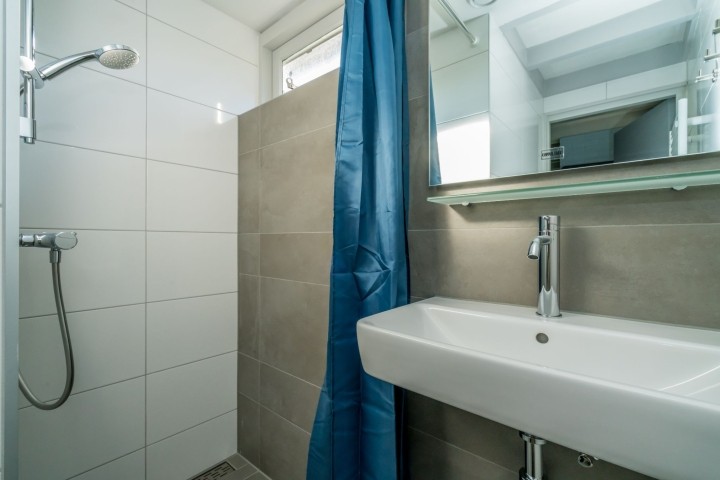 Dass neue Badezimmer mit Dusche und Badmöbel