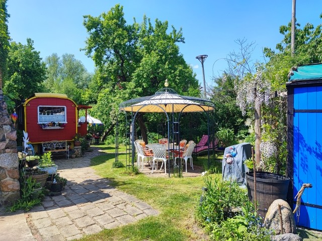 Sitzplatz unterm Garten Pavillon