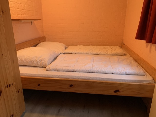 Schlafzimmer in der unteren Etage mit Doppelbett