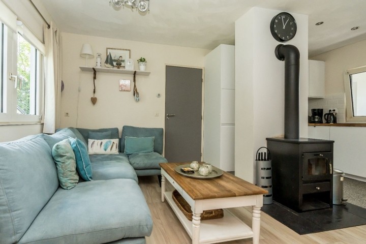 Das stilvoll eingerichtete Wohnzimmer mit Holzofen