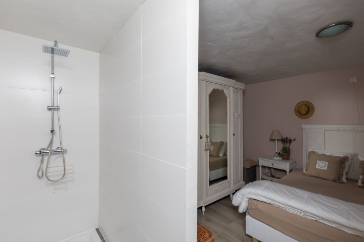 Schlafzimmer 1 mit eigenem Badezimmer