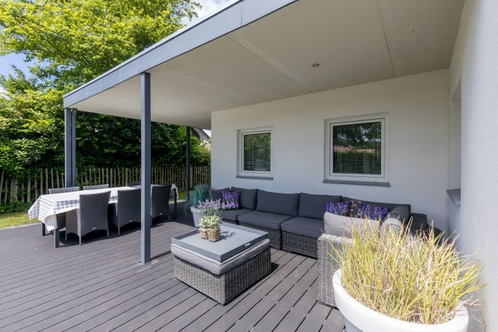 Die überdachte Terrasse mit toller Lounge-Ecke