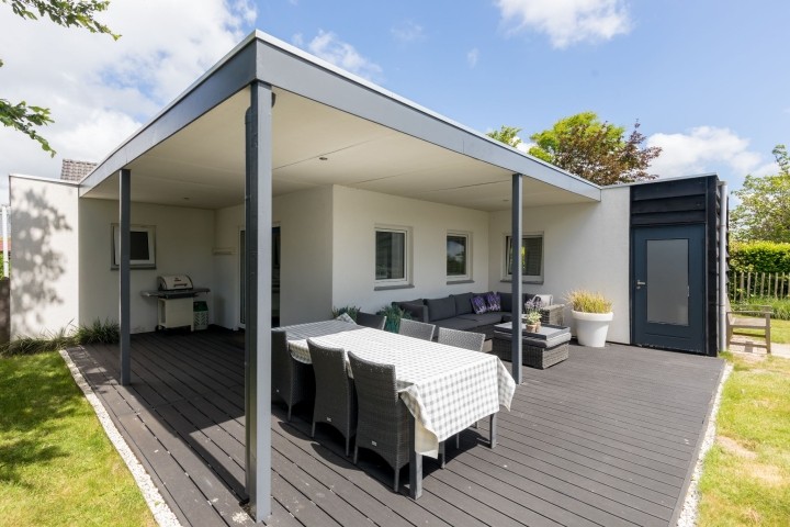 Die überdachte Terrasse mit schöner Außenbeleuchtung