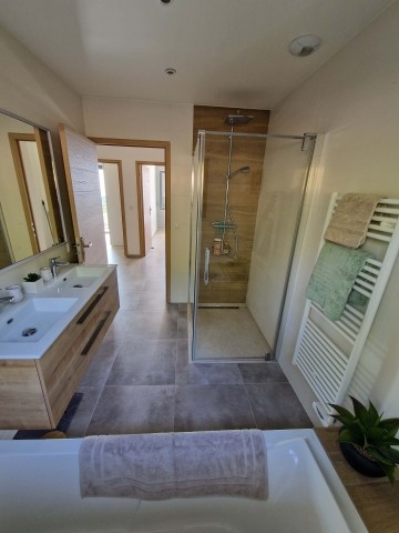 Badezimmer mit Dusche und Badewanne