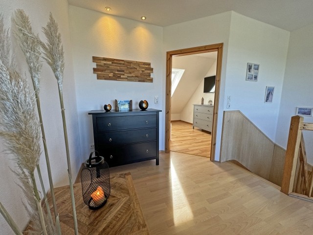 Wohnzimmer mit Panoramameerblick und Schlafcouch