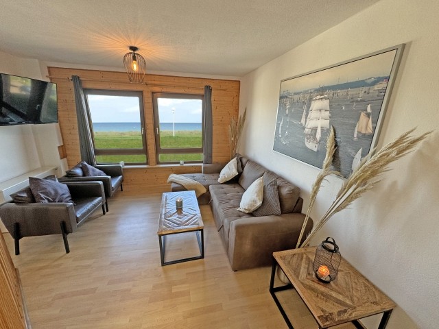 Wohnzimmer mit Panoramameerblick und Schlafcouch