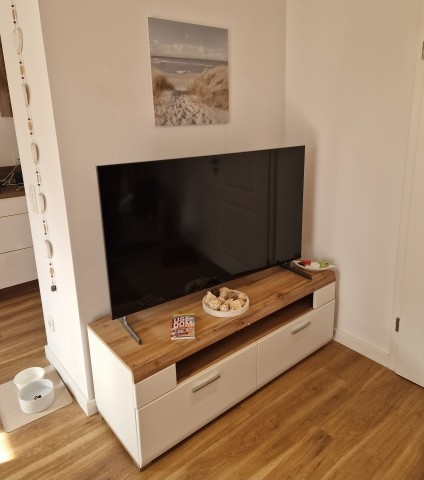 großer Smart TV im Wohnzimmer