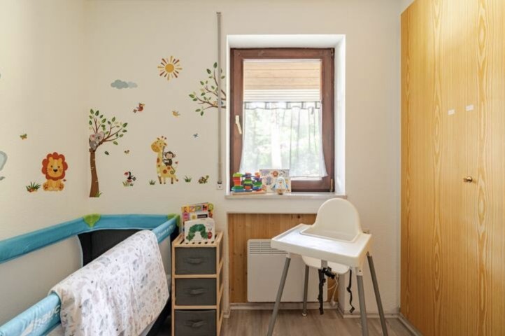 Im kleinen Extrazimmer gibt es ein Babybett und Spielsachen. Alternativ kann ein hochwertiges Gästebett aufgestellt werden für größere Kinder oder einen dritten Erwachsenen.