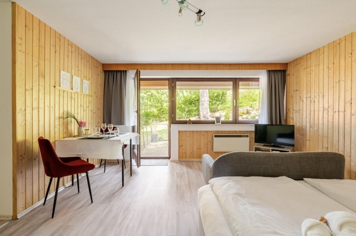 Der offene Wohnraum schafft eine warme, einladende Atmosphäre - perfekt, um sich wie zu Hause zu fühlen.