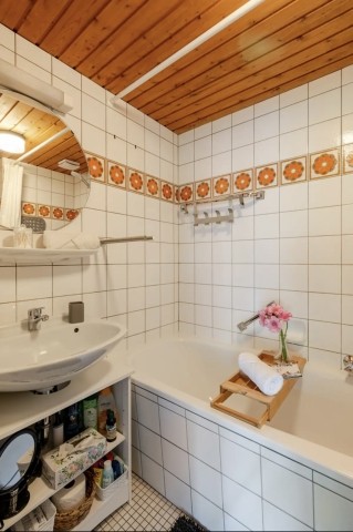 Ein heißes Bad nach einer langer Wanderung - das tut gut! Etwas vergessen? Kein Problem, Wasch- und Hygieneartikel sind vorhanden.