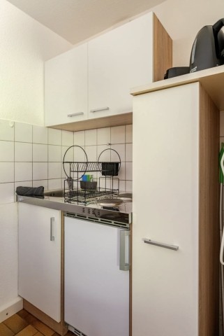 Die kleine, aber feine Küche ist gut ausgestattet: Geschirr, Töpfe und Pfannen, Weingläser und Kochutensilien.  Außerdem Senseo-Kaffemaschine inkl. Pads, Mikrowelle, Miniofen, Toaster und Wasserkocher. 