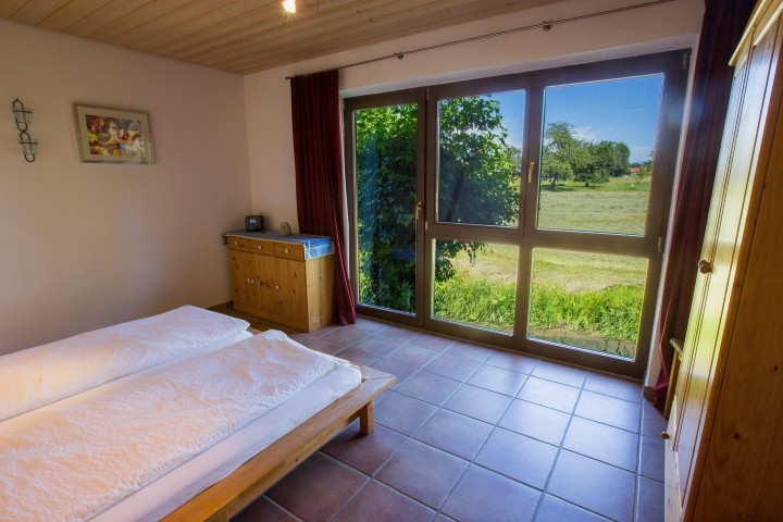 Schlafzimmer direkt am Bach mit Aussicht ins Grüne