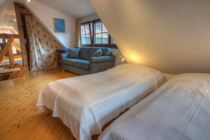 Kinderzimmer mit 2 Einzelbetten (90x200) und Schlafsofa (145x200)