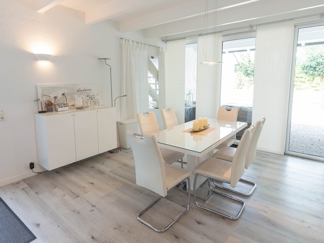Helle Fensterfronten