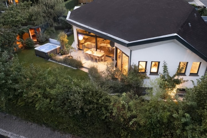 Freistehendes Haus mit schöner umzäunter Garten