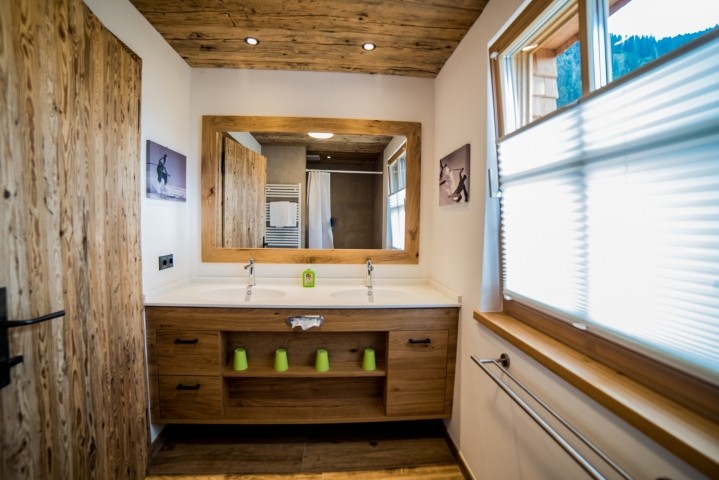 Badezimmer mit 2 Waschbecken und Dusche