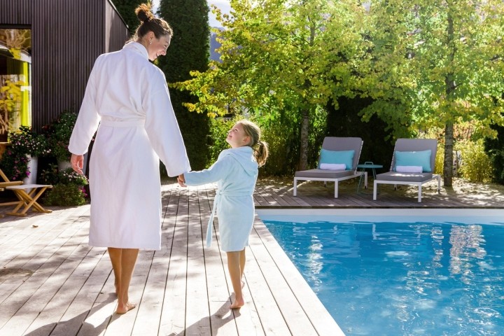 Familienspaß am Pool