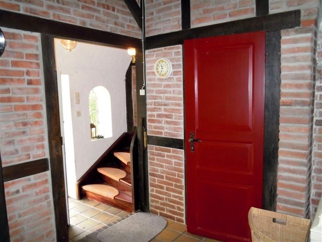 Flur mit geschlossener Holztreppe ins OG