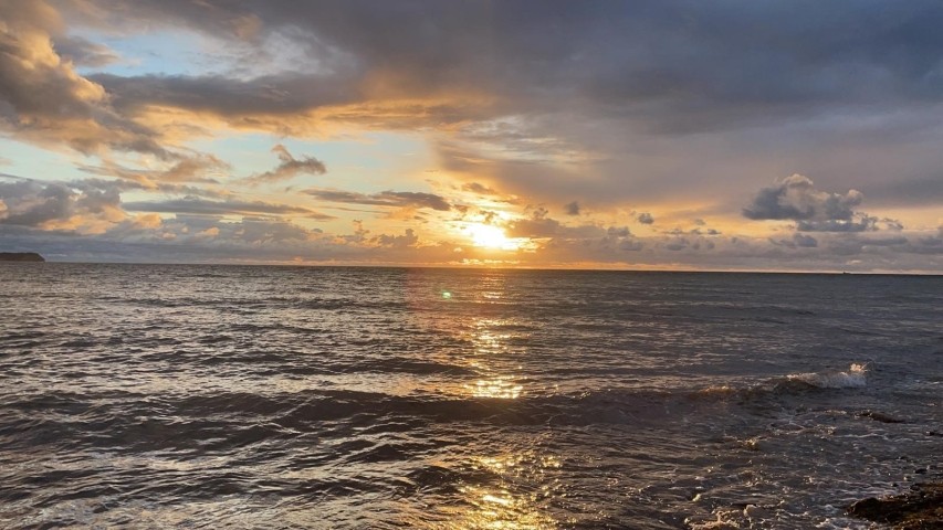 genießen Sie den Sonnenuntergang am Meer