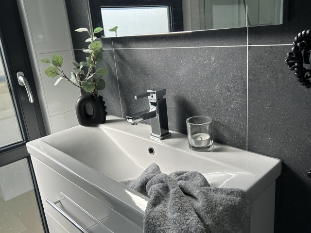 und großem Waschbecken