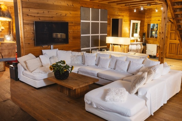 grosse Sitzlounge vor dem Kamin