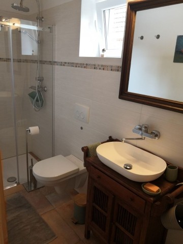 Apartment: Separates Bad im Erdgeschoss