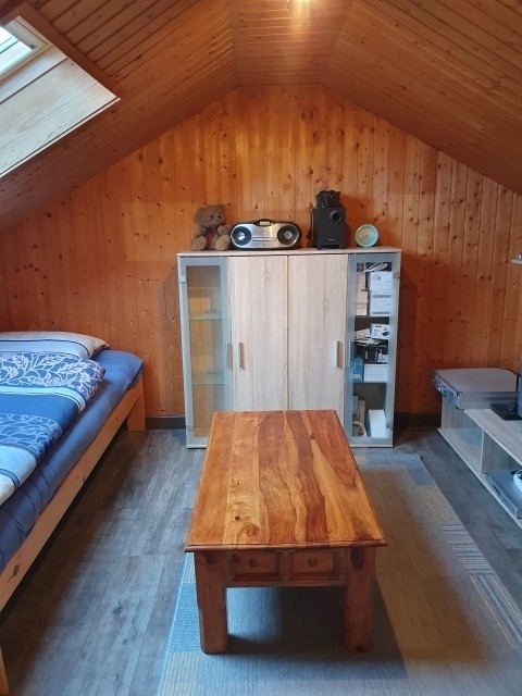 Einzelzimmer mit TV im Dachgeschoss 
