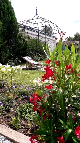 Unser 1000m2 große, komplett eingezäunte Garten mit Pavillon