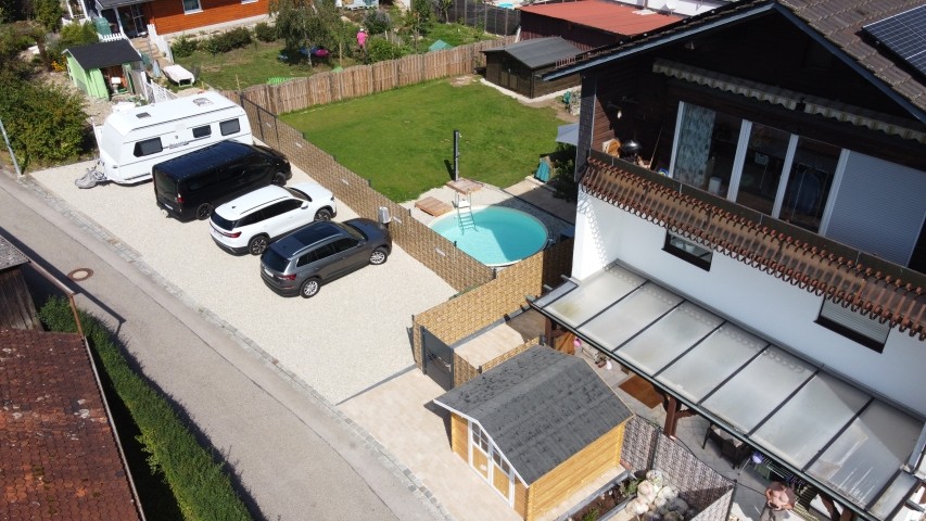 direkter Parkplatz und Fahrradhütte vor dem Haus