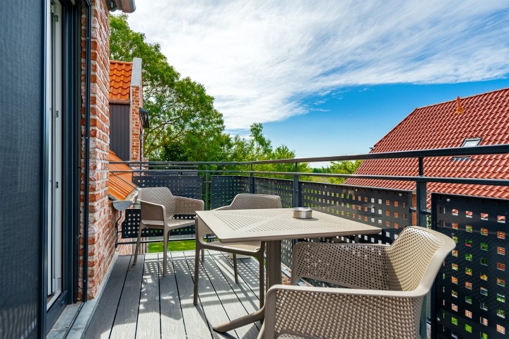 Balkon mit gemütlichen Balkonmöbeln